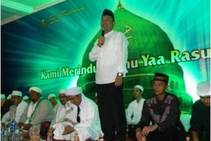 Kapolres Kuningan saat memberikan sambutan dalam pengajian perdana majlis Rasulullah SAW Jabar di Masjid Agung Syiarul Islam Kuningan.